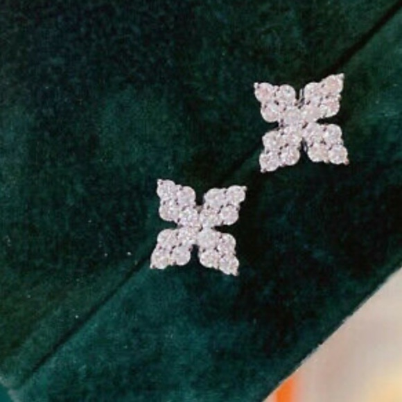 New Pretty 925 Sterling Silver Stud Earrings - Picture 4 of 5